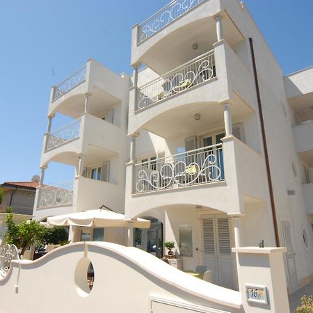 Residence Costa Smeralda Grottammare Buitenkant foto