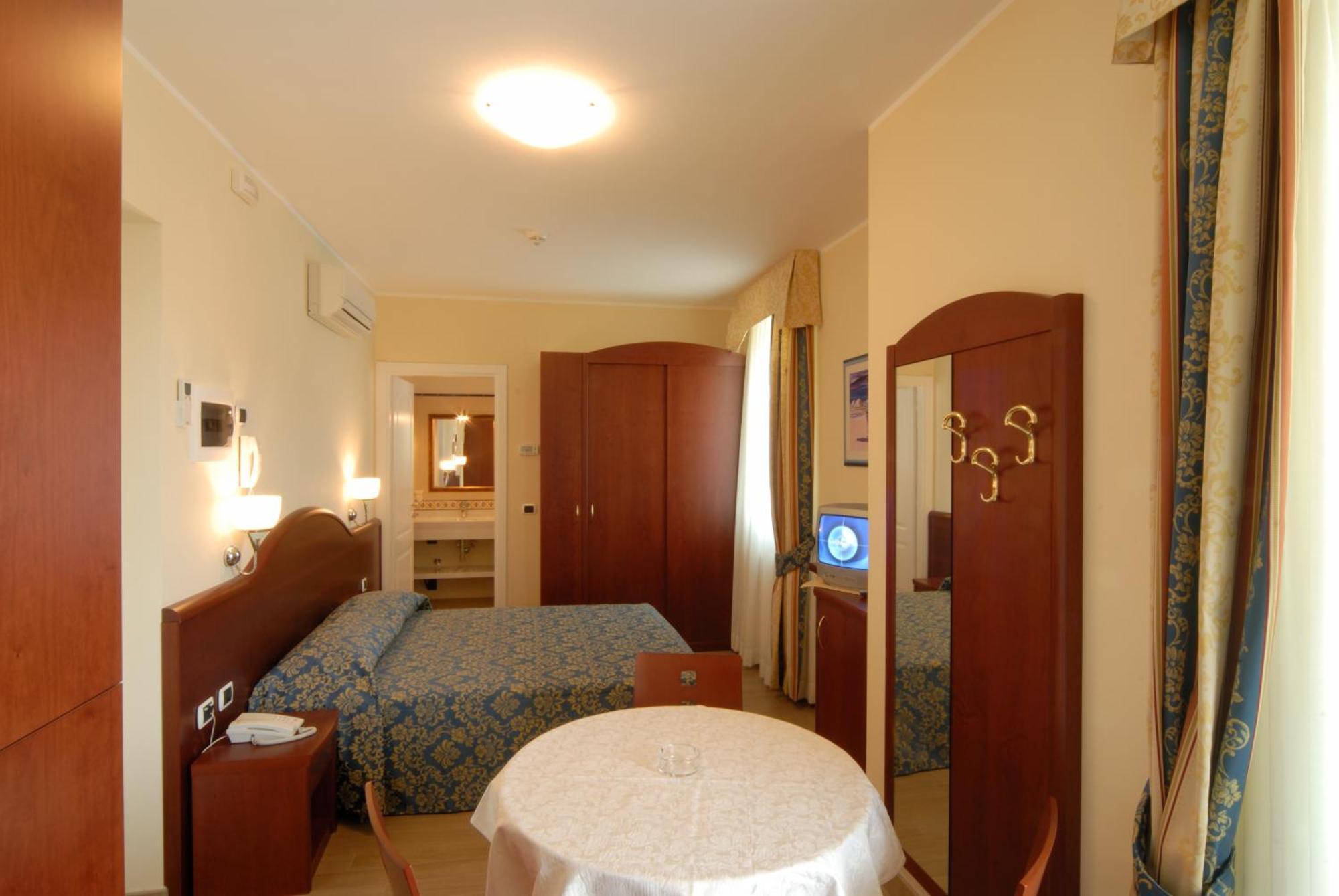 Residence Costa Smeralda Grottammare Buitenkant foto