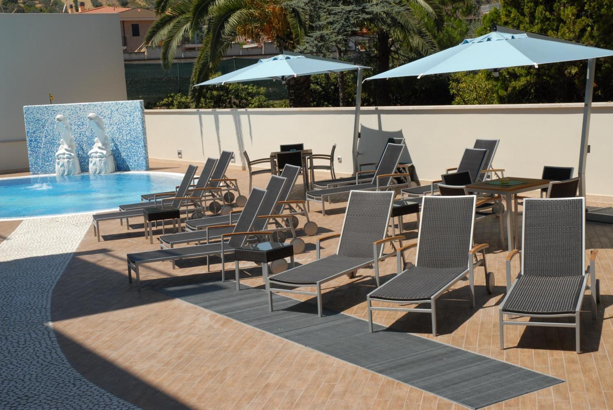 Residence Costa Smeralda Grottammare Buitenkant foto