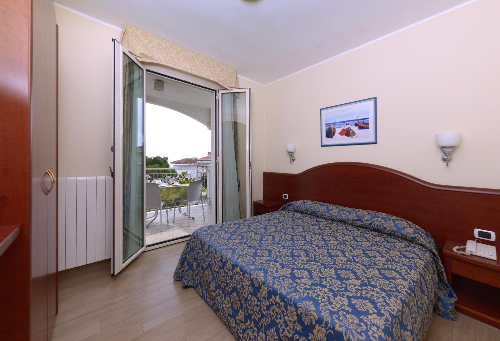 Residence Costa Smeralda Grottammare Buitenkant foto