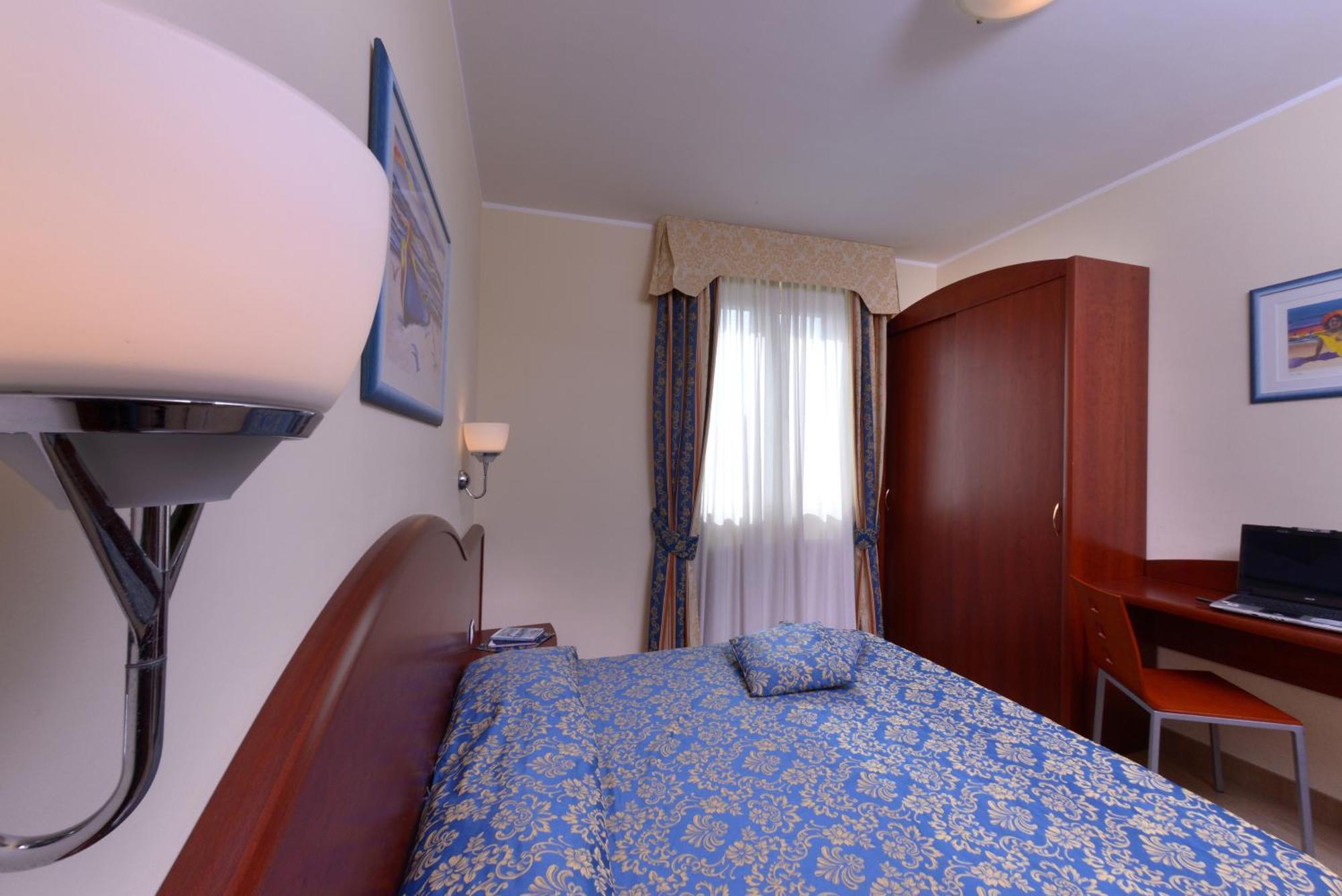 Residence Costa Smeralda Grottammare Buitenkant foto