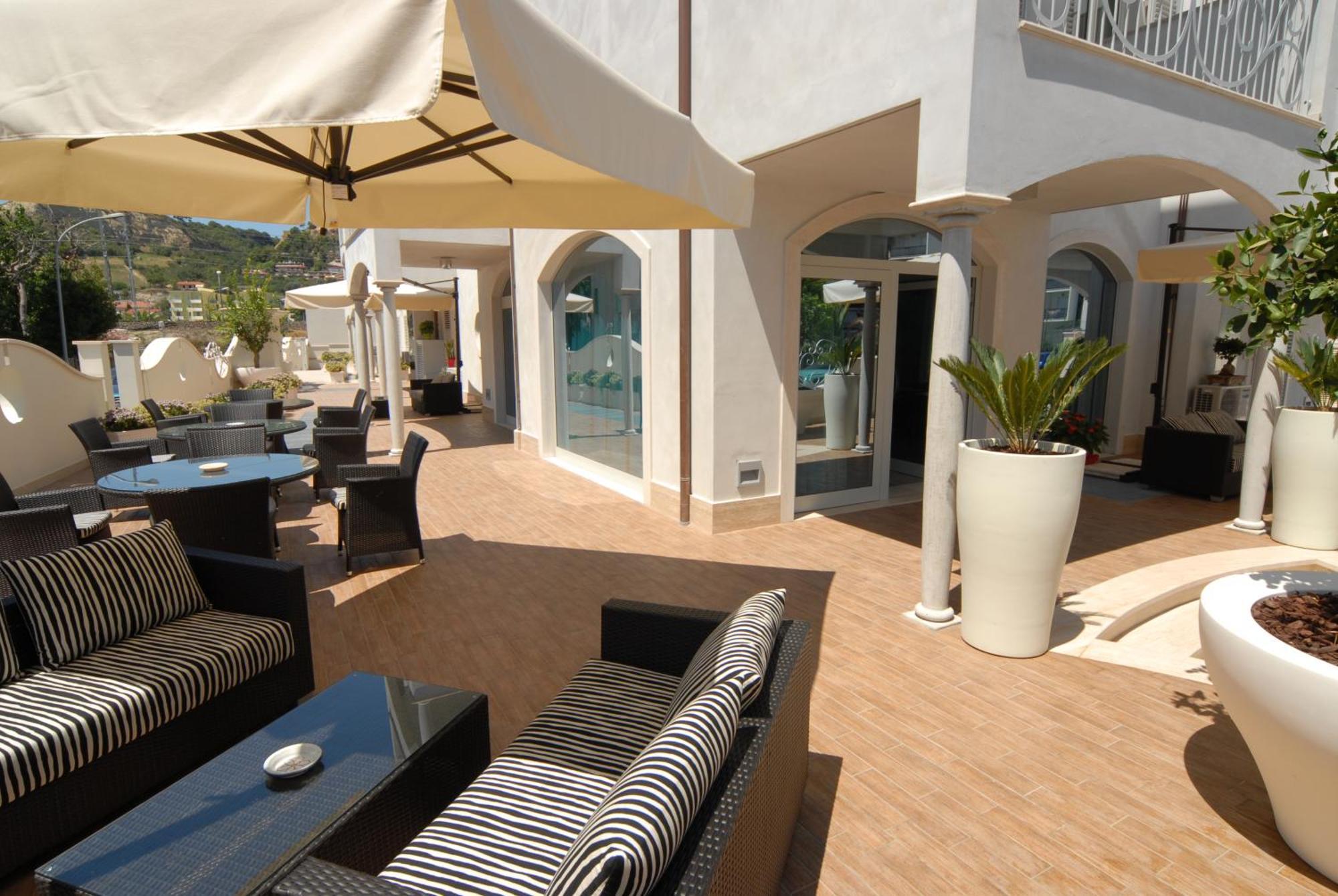 Residence Costa Smeralda Grottammare Buitenkant foto