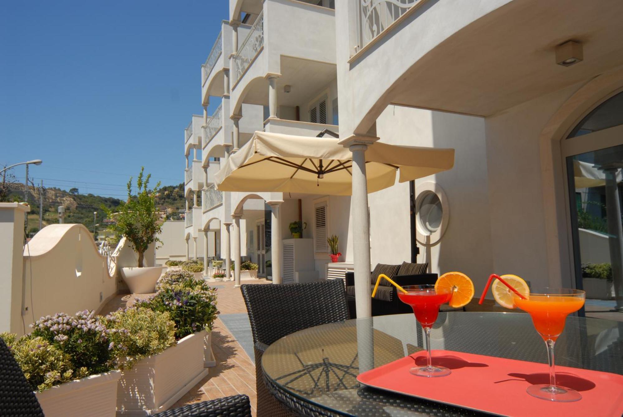 Residence Costa Smeralda Grottammare Buitenkant foto