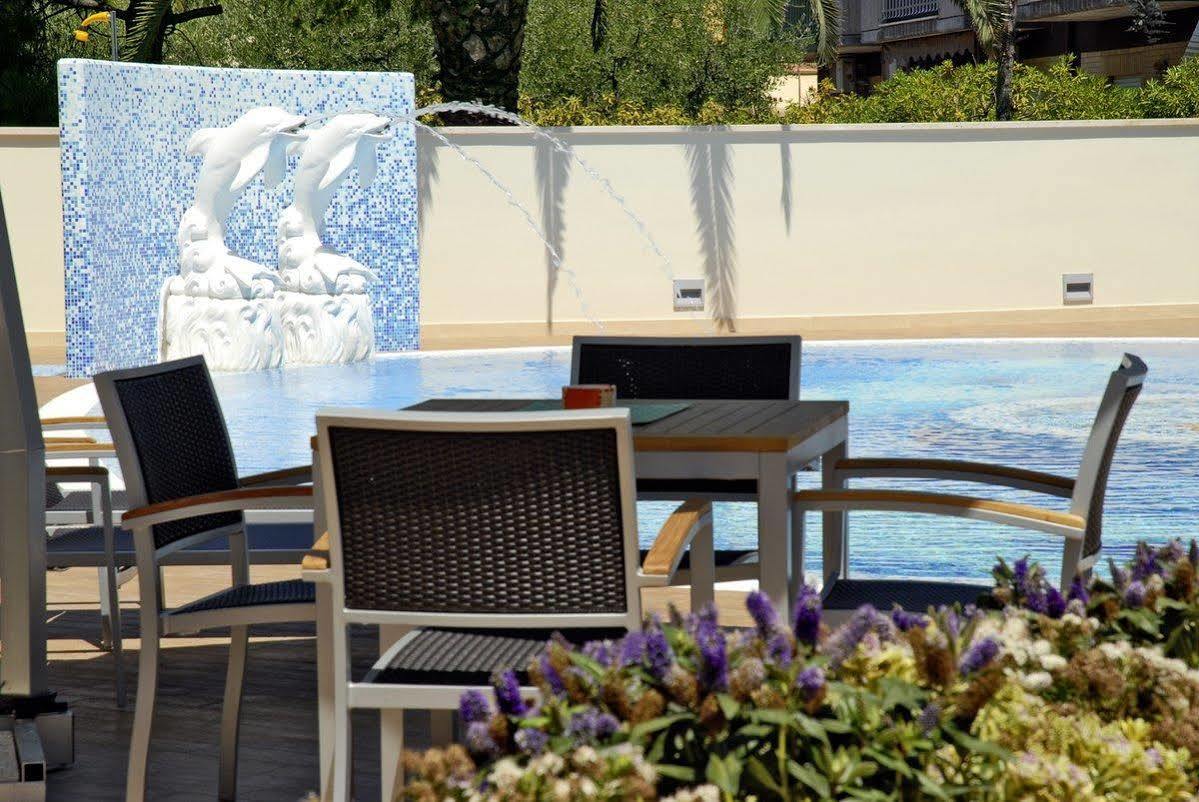 Residence Costa Smeralda Grottammare Buitenkant foto