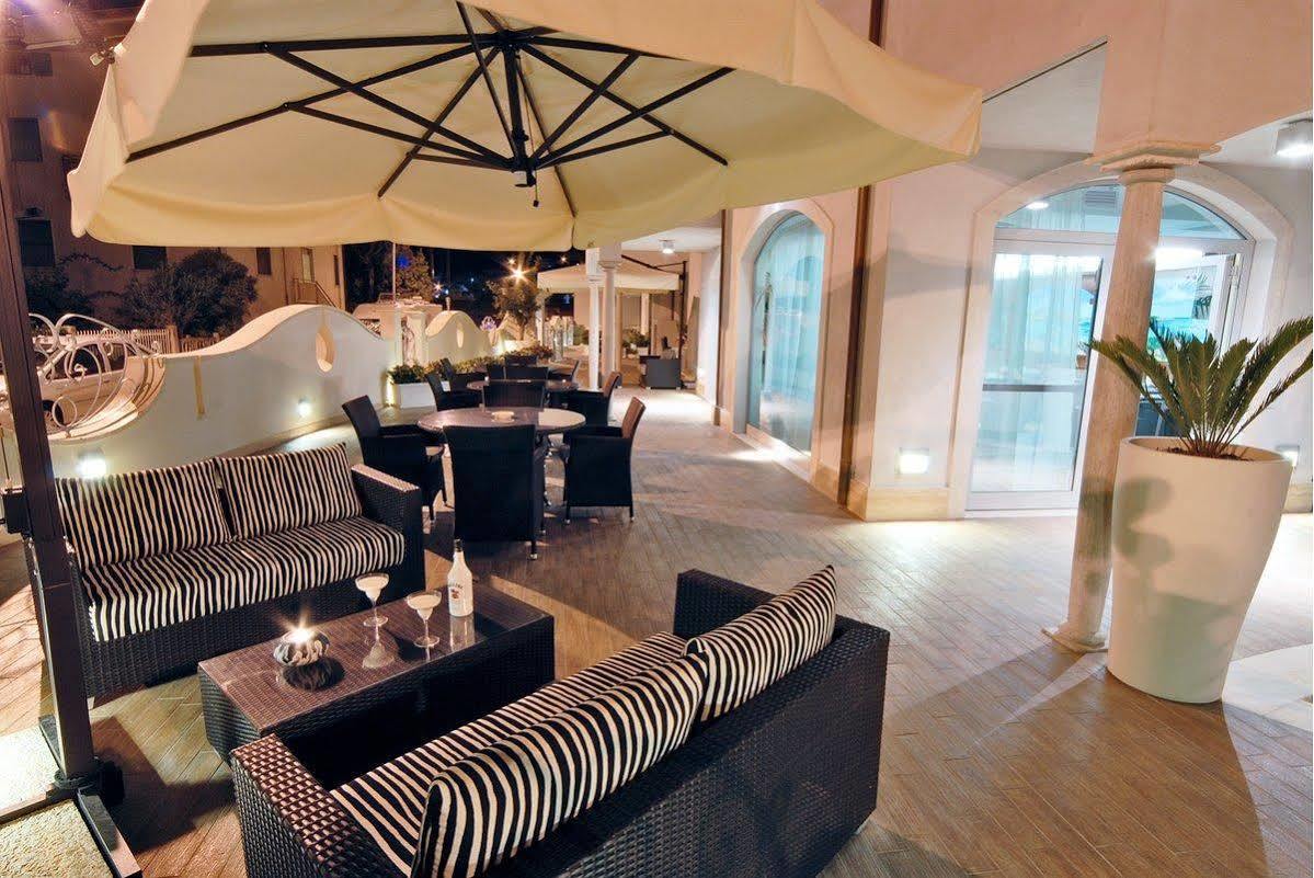 Residence Costa Smeralda Grottammare Buitenkant foto